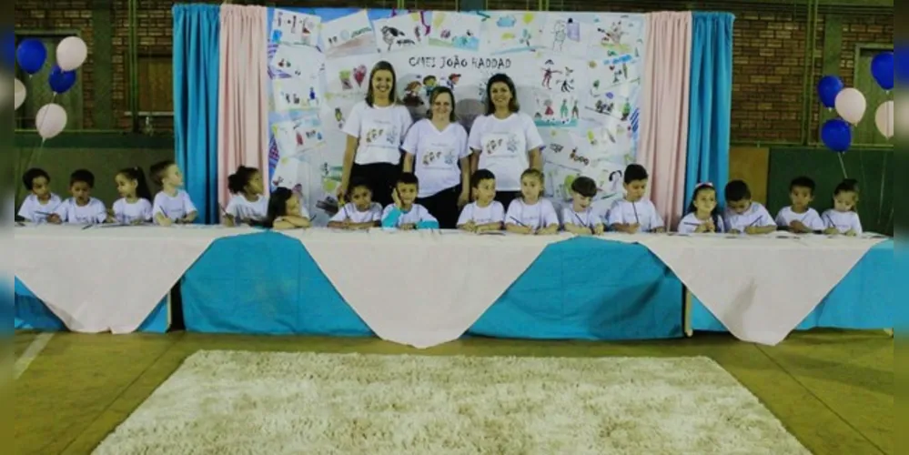 No total, 45 alunos participaram da noite de autógrafos