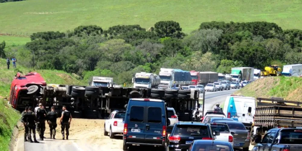 Houve a interdição total da rodovia, em ambos os sentidos