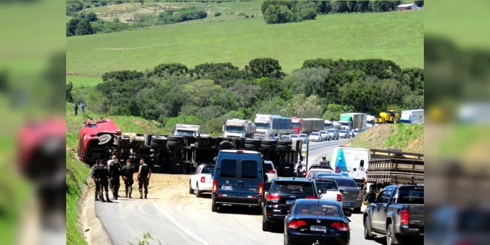 Houve a interdição total da rodovia, em ambos os sentidos