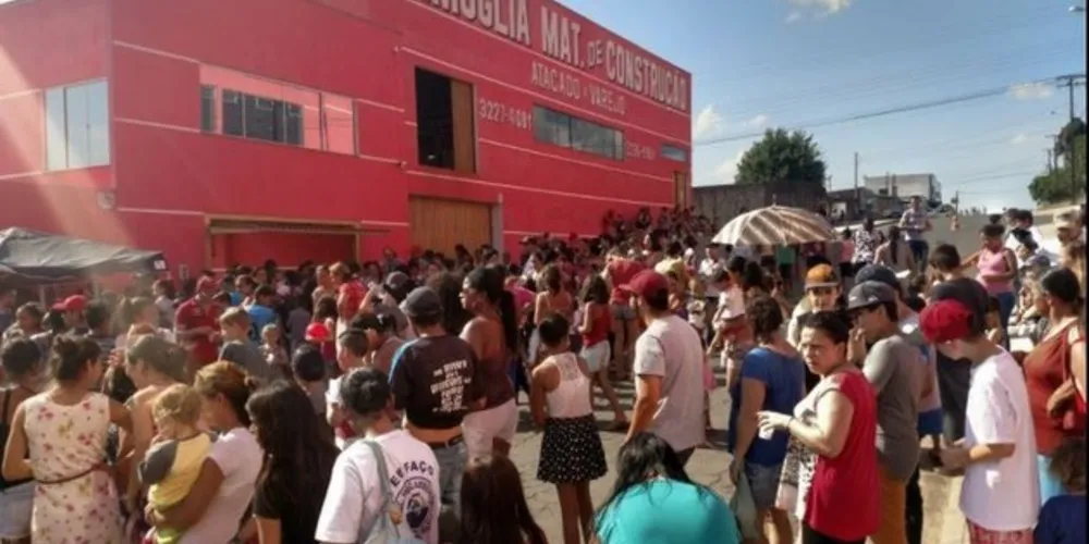 A festa que já se tornou uma tradição, acontece sempre em frente ao seu estabelecimento, na Rua David Hilgemberg Junior.