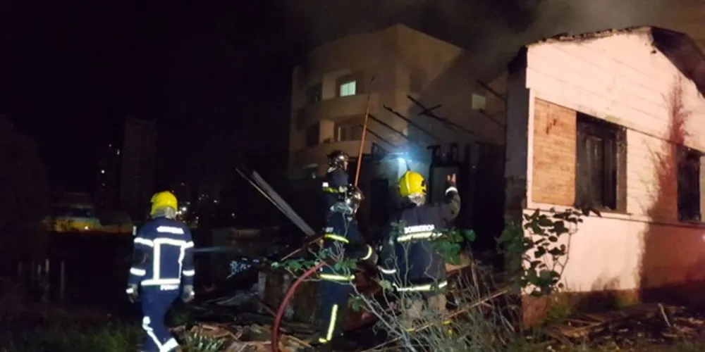 Imagem ilustrativa da imagem Incêndio destrói residência à venda em Olarias