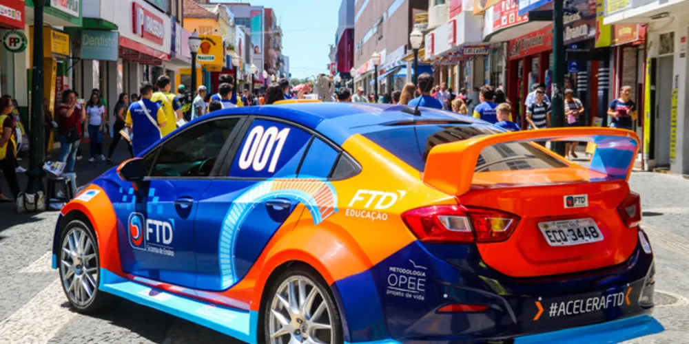 Carro esteve em exposição no calçadão em Ponta Grossa nesta quinta-feira, 10, na praça do Ponto Azul pela manhã