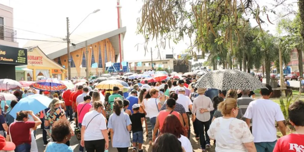 Perto de 12 mil pessoas costumam acompanhar a procissão
