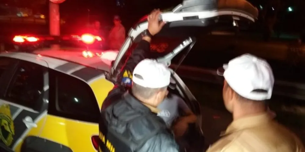 A situação aconteceu na noite desta quinta-feira (10). Mulher tentou agredir equipes de socorristas