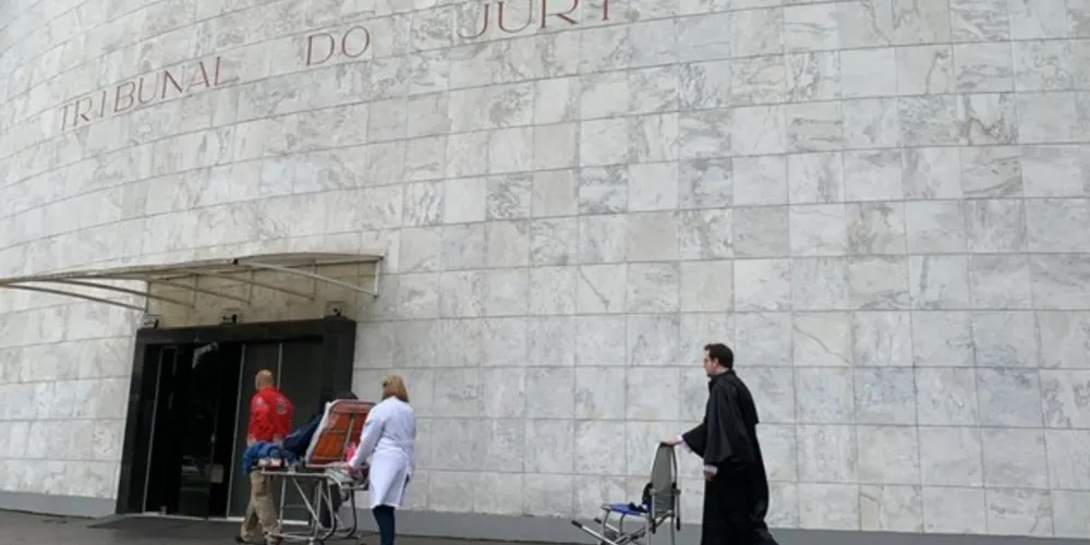 Policial civil Celso Domício de Lima, condenado por homicídio qualificado, chega ao Tribunal em cadeira de rodas