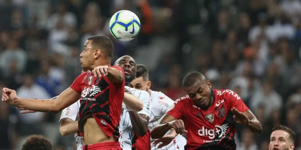 Na Arena Corinthians, Timão sai na frente, Furacão vira, e equipe da casa volta a deixar tudo igual: 2 a 2