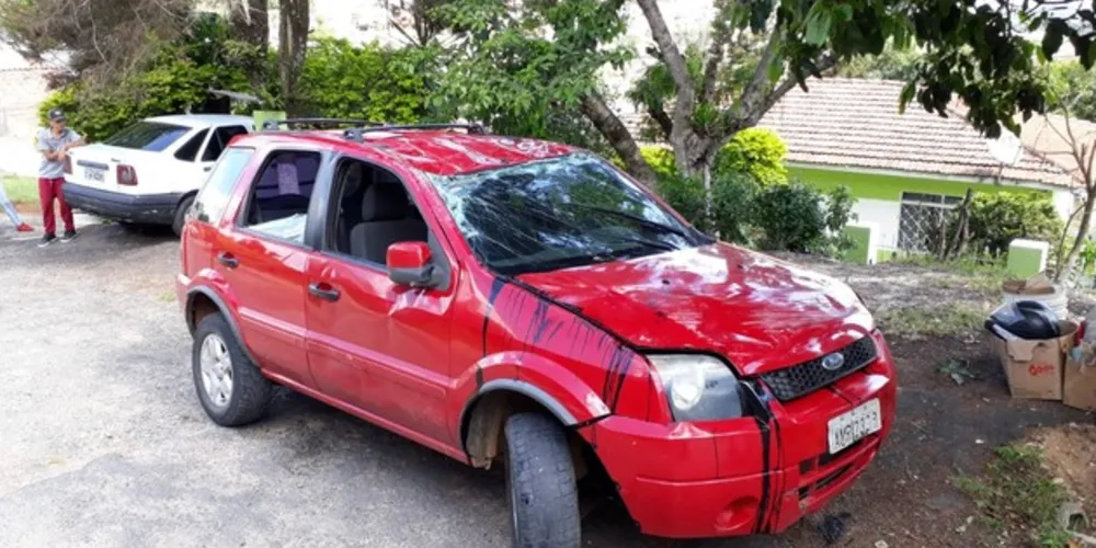 Imagem ilustrativa da imagem Carro com gestante volta de ré e capota em vila de PG
