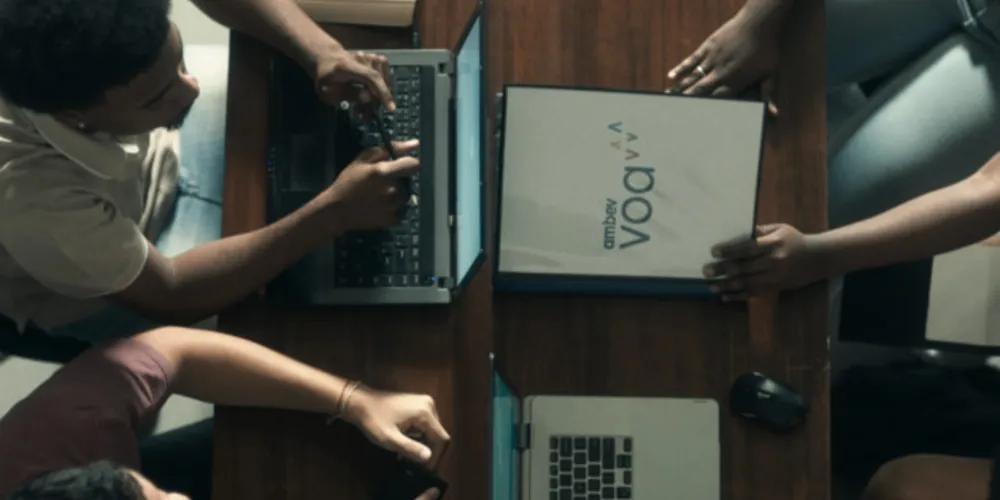 A companhia, que ajuda mais de duzentas ONGs com mentoria voluntária em gestão de recursos e processos, lança uma campanha para que as pessoas ajudem na solução dos problemas sociais

