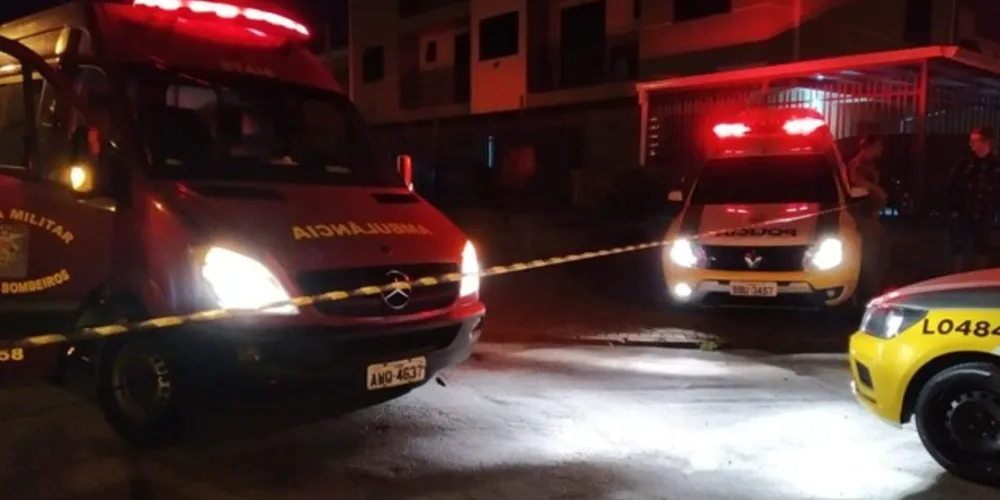 Imagem ilustrativa da imagem Homem morre após ser baleado com cerca de 15 tiros quando saía de carro em Curitiba