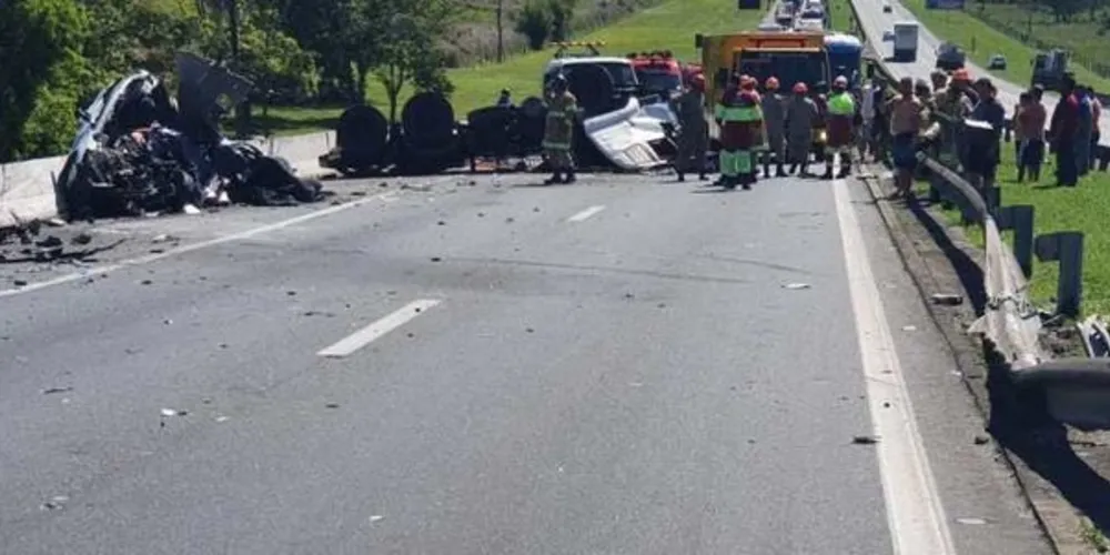 Segundo a PRF, morreram os quatro ocupantes do automóvel, o motorista da carreta e um bebê de um mês de idade