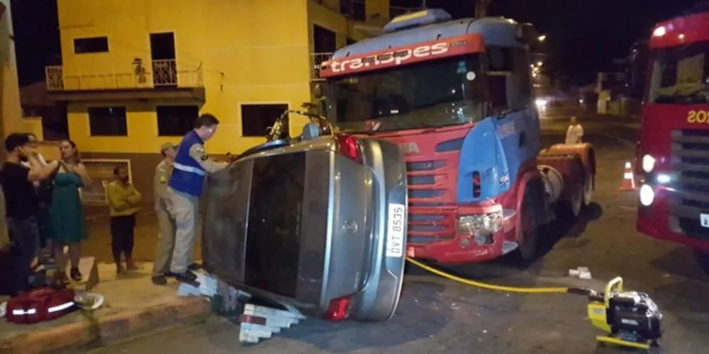 Imagem ilustrativa da imagem Caminhoneiro foge após causar grave acidente no Centro