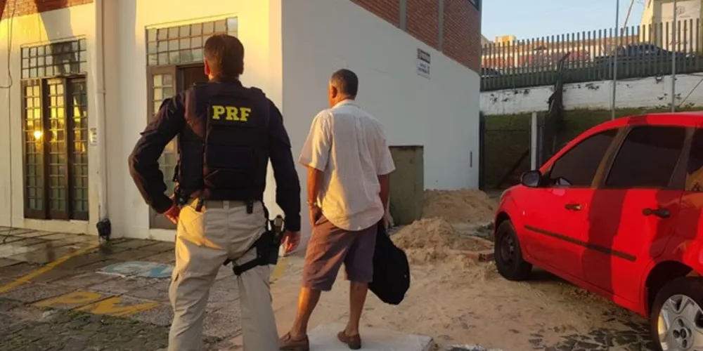 Imagem ilustrativa da imagem Carro sofre pane e motorista vai preso na BR-376 em PG