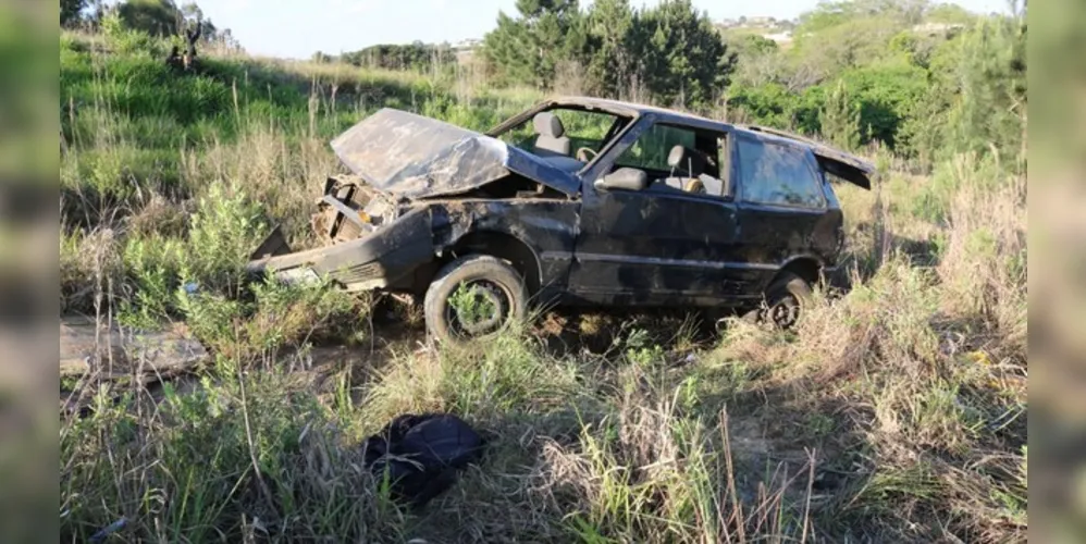 Imagem ilustrativa da imagem Carro fica destruído após capotar no Contorno Leste de PG