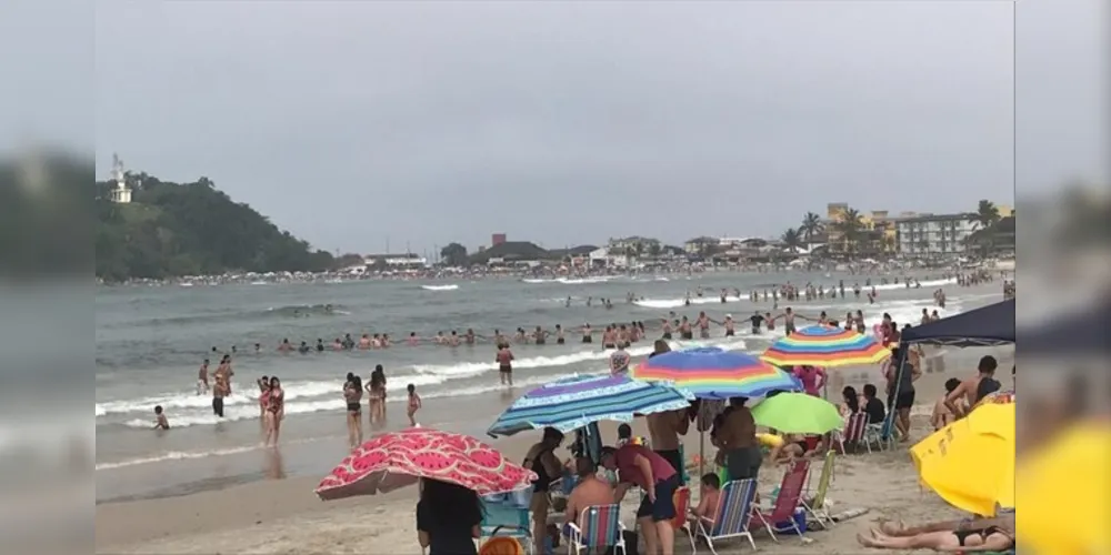 Ao fundo, cordão humano para o resgate dos jovens 
