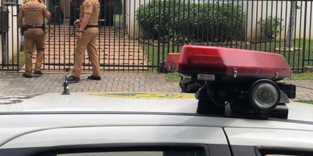 A invasão aconteceu por volta das 11 horas em uma residência da Rua Eduardo Sprada. Não havia nenhum morador e o ladrão entrou pelos fundos, onde há uma área de mata. 