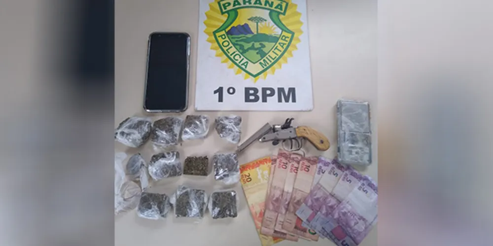 Além da droga, policiais encontraram aram de fogo no ponto de venda de drogas