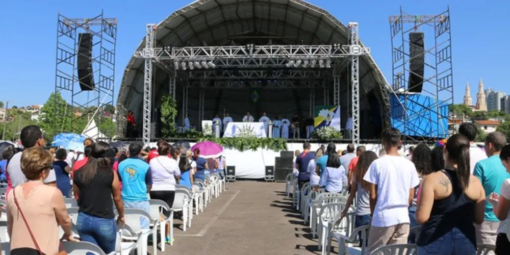  No sábado (12), às 9 horas, foi rezada missa solene em homenagem à Nossa Senhora Aparecida