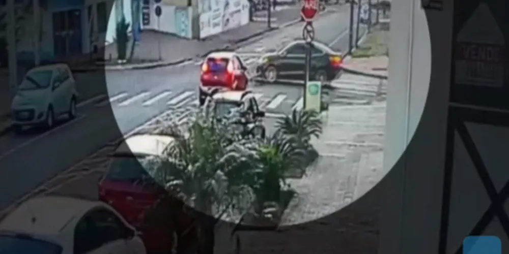 Vídeo flagra momento do impacto do carro com bicicleta de criança