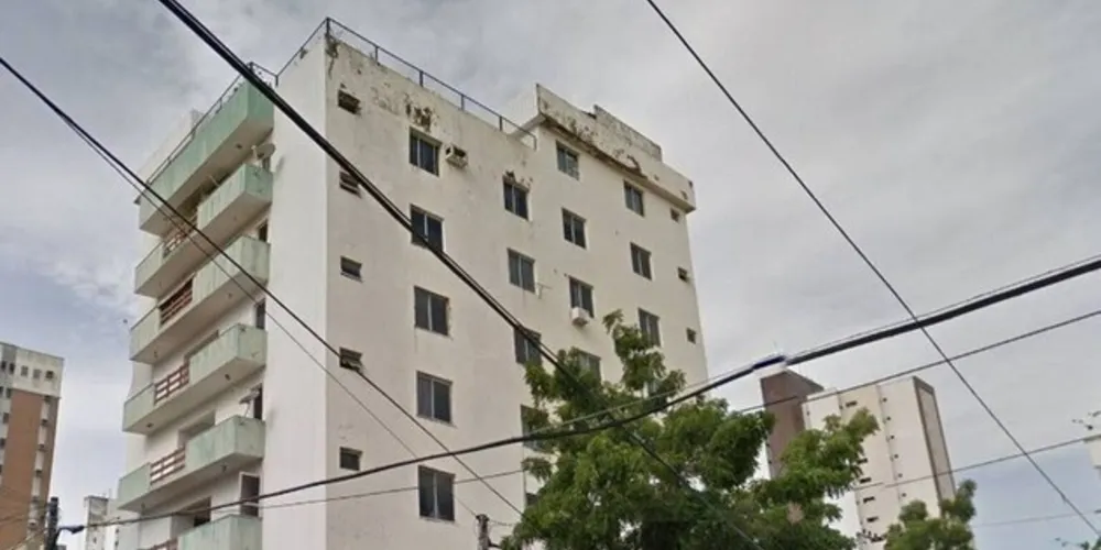 O Corpo de Bombeiros está com várias equipes na área do desabamento, inclusive com ambulâncias.