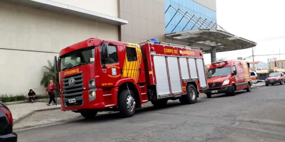 Imagem ilustrativa da imagem Criança prende o pé em escada rolante em shopping de PG