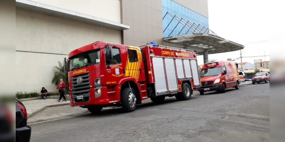 Imagem ilustrativa da imagem Criança prende o pé em escada rolante em shopping de PG