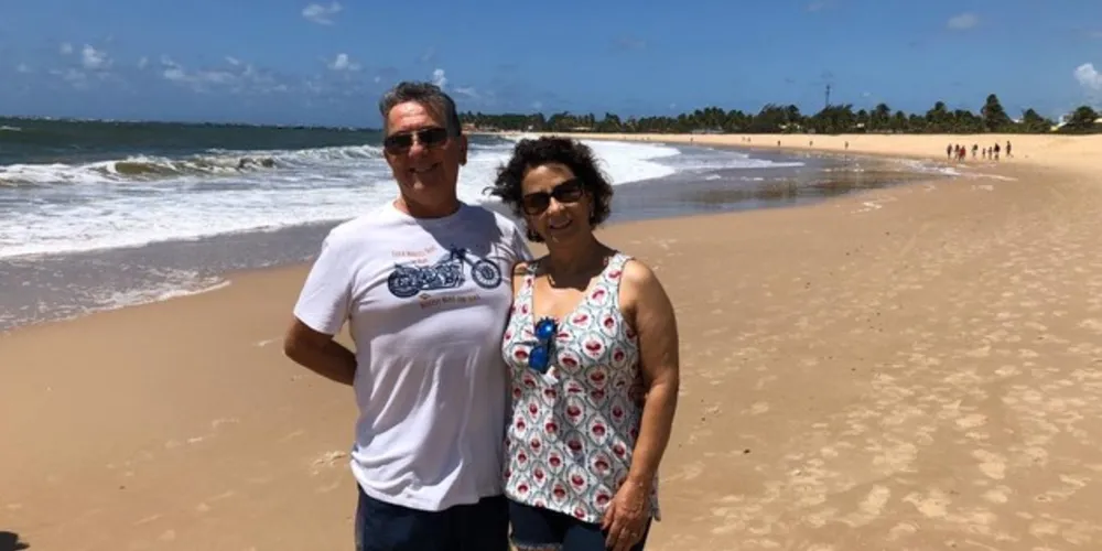 TRIP - Luciano Vargas, ex-reitor da UEPG, ao lado da sua esposa Vânia Vargas, está comemorando a sua aposentadoria em viagem à Bahia.