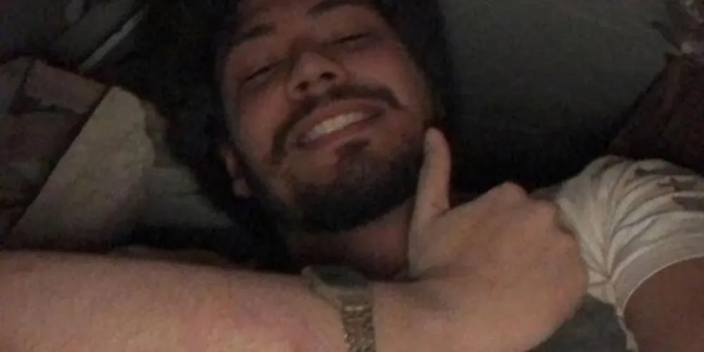 O estudante David Sampaio enviou uma foto aos familiares enquanto estava preso sob os escombros