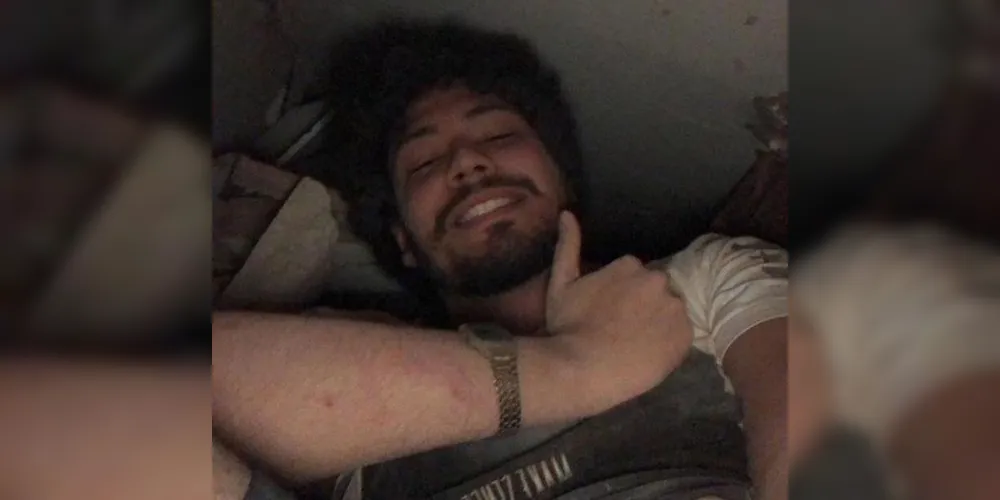 O estudante David Sampaio enviou uma foto aos familiares enquanto estava preso sob os escombros
