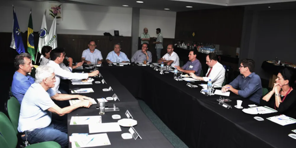  A intenção era discutir o projeto de lei de autoria do parlamentar, que visa instituir a tarifa zero no transporte coletivo, e que direcionará toda a despesa para os empresários do município, que terá um custo por colaborador, mesmo que este não utilize do sistema.