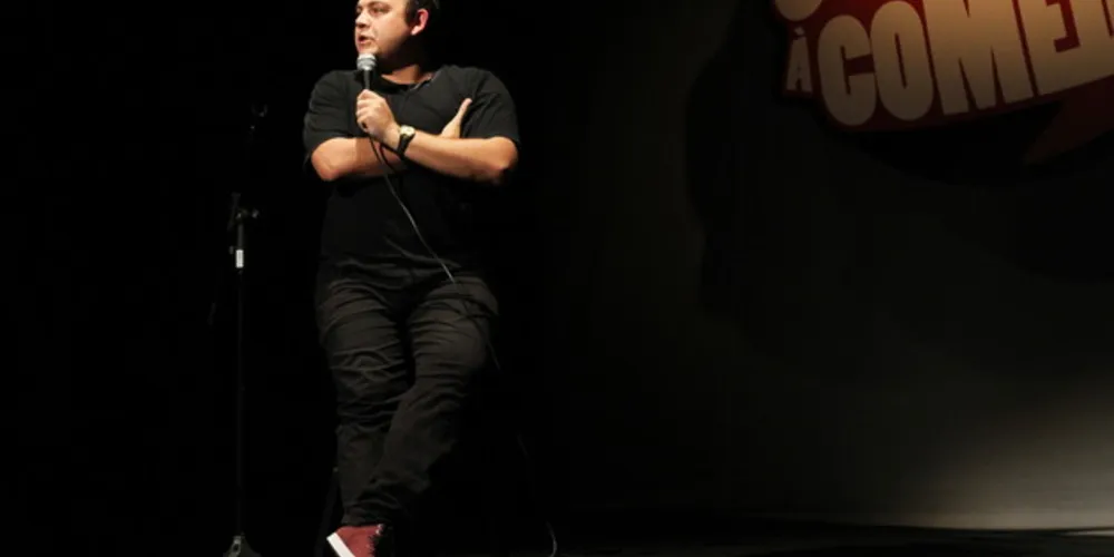 O público pode retirar o ingresso no hall do teatro a partir das 19h30, sendo que eles serão entregues de acordo com a lotação do espaço. 