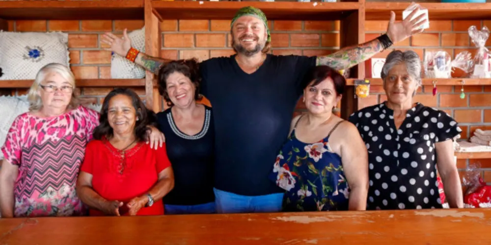 Em Tibagi, ele visitou a sede da Associação Tibagiana de Artesanato (Atiart)