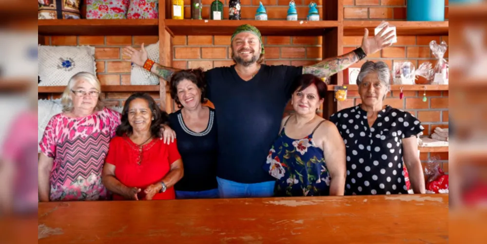Em Tibagi, ele visitou a sede da Associação Tibagiana de Artesanato (Atiart)