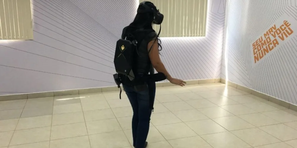 Com o auxílio de óculos de realidade virtual o visitante pode configurar cômodos e móveis de um apartamento do Residencial Pontalda Serra
