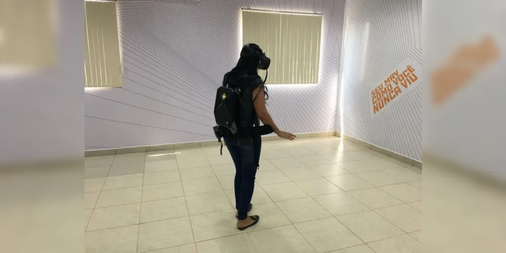 Com o auxílio de óculos de realidade virtual o visitante pode configurar cômodos e móveis de um apartamento do Residencial Pontalda Serra
