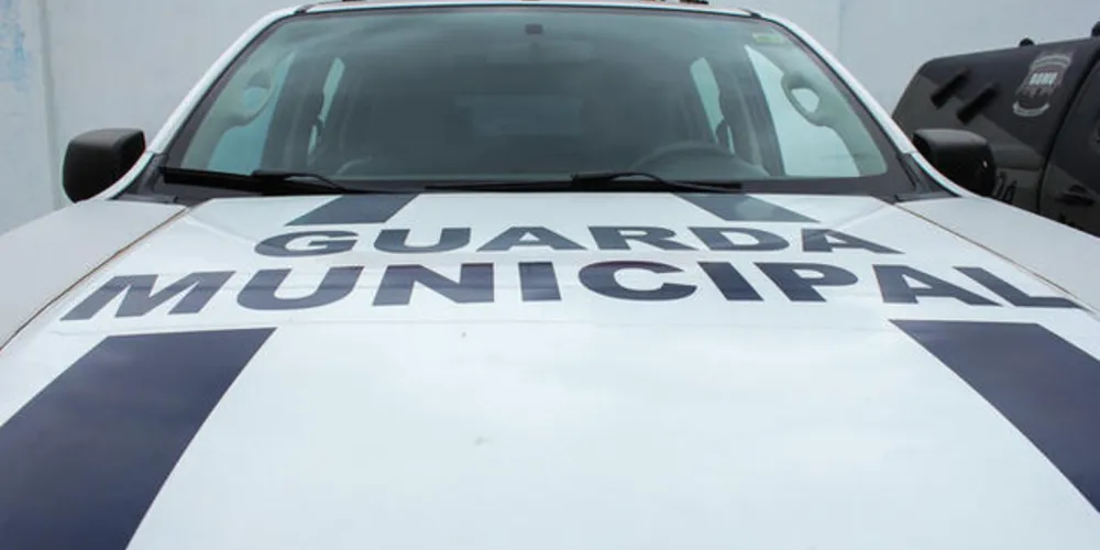 No local, os moradores relataram que o marido entrou na residência ofendendo verbalmente e tentando agredir fisicamente sua esposa.