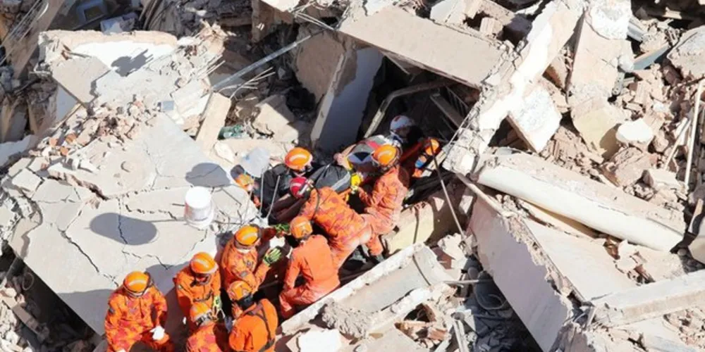 Cerca de 130 homens da corporação se revezam nas buscas, além do apoio de voluntários.