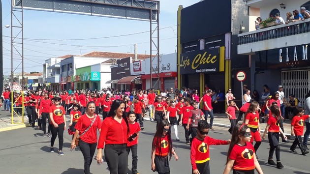 Imagem ilustrativa da imagem ‘Os Incríveis’ é tema de escola em desfile cívico