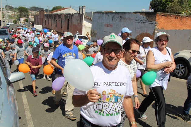 Mais de 60 idosos participaram da atividade, junto com alunos do 3º ano da Escola Municipal Eurides Teixeira de Oliveira 


