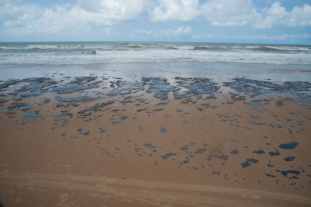 A presença de óleo no mar e em algumas praias nordestinas começou a ser denunciada por cidadãos no dia 2 de setembro