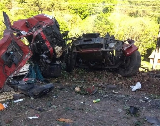 O veículo era conduzido por Valdecir Alves, 34. Ele morreu no local