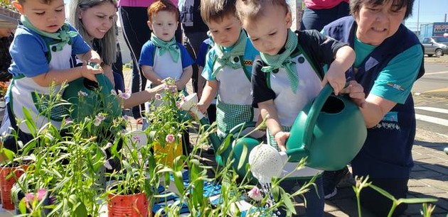 Em projeto que desenvolve afetividade, empatia e meio ambiente, pequenos alunos da Escola Municipal Djalma de Almeida César cultivam e entregam flores à comunidade

