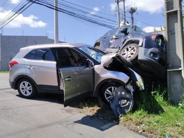 Imagem ilustrativa da imagem Motorista foge após furar preferencial e causar acidente
