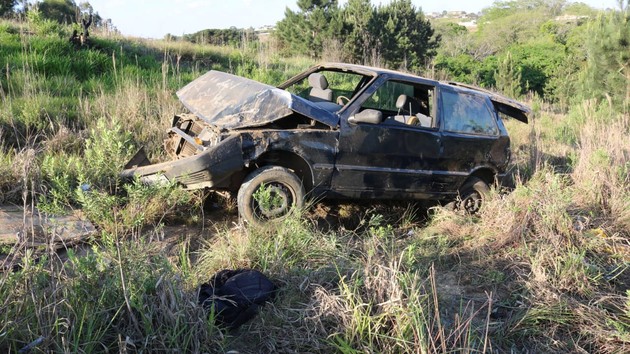 Imagem ilustrativa da imagem Carro fica destruído após capotar no Contorno Leste de PG