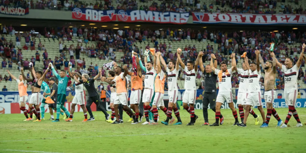 De virada, Flamengo vence por 2 a 1 e mantém vantagem na ponta do campeonato