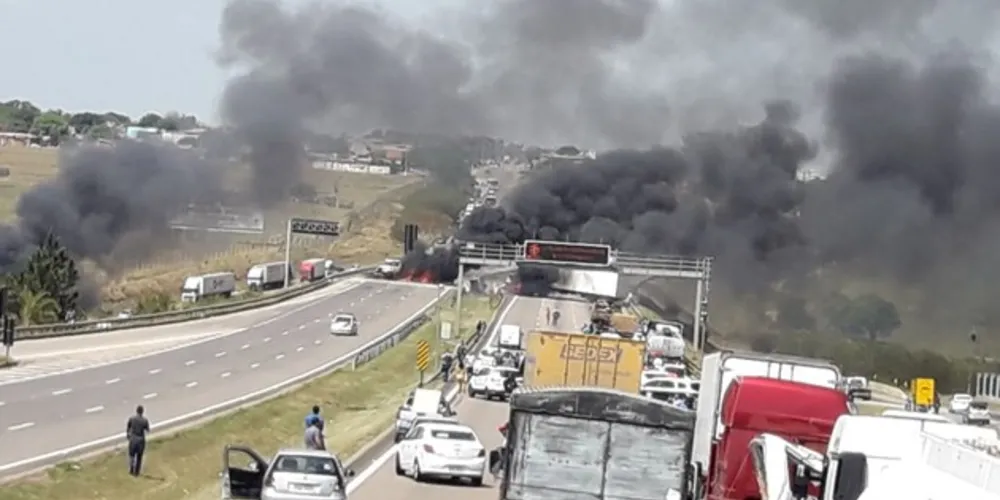 Segundo a PF, os suspeitos incendiaram duas carretas para fechar os dois sentidos da rodovia Santos Dumont em São Paulo