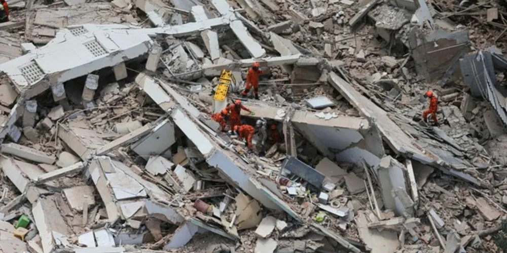 Corpo de Bombeiros retiraram dos escombros o corpo de homem ainda não identificado, segundo informação do comandante do Corpo de Bombeiros do Ceará, coronel Luís Eduardo Holanda, que coordena as operações de busca na área do desabamento.