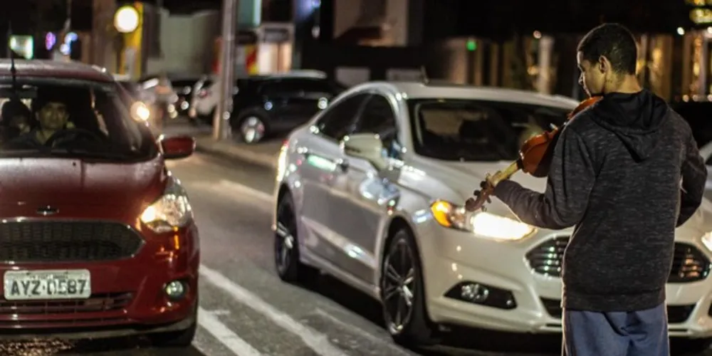 Imagem ilustrativa da imagem Violinista ganha a vida tocando nos semáforos de PG