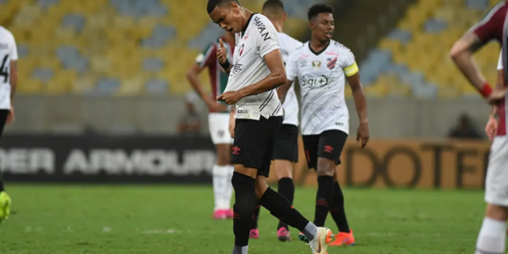 Madson marcou duas vezes e deu a vitória ao Furacão em pleno Maracanã