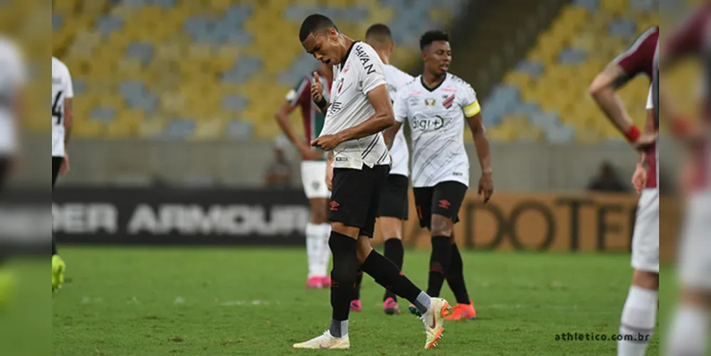 Madson marcou duas vezes e deu a vitória ao Furacão em pleno Maracanã