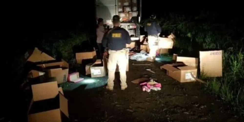 Vítima estava escondida na cabine do caminhão e foi salva pelos policiais